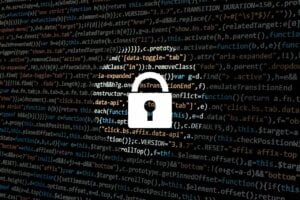Image de cadenas sur des données informatiques illustrant la notion de cybersécurité